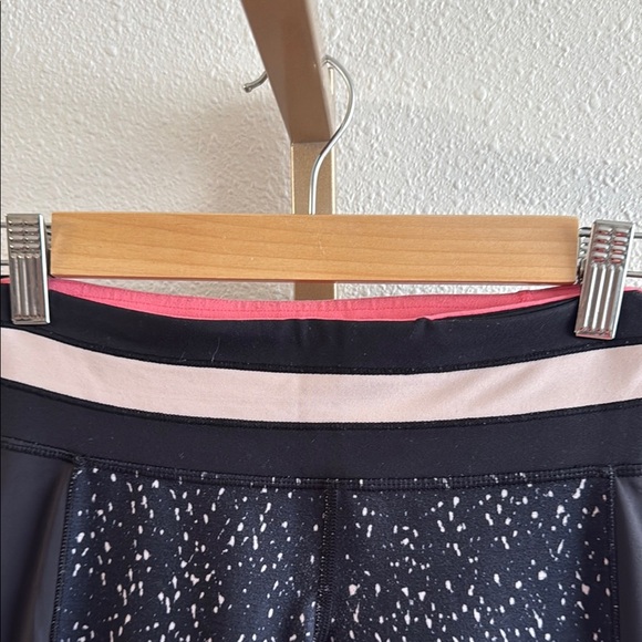 Lululemon Give Me Qi Crop - Size 4, Mink Berry/Black, leggings - Picture 5 of 10